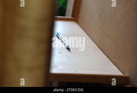 Schwangau, Allemagne. 08 octobre 2023. Un stylo à bille se trouve dans une cabine de vote dans un bureau de vote. En Bavière, l'élection du 19e Parlement bavarois a lieu dimanche. Crédit : Karl-Josef Hildenbrand/dpa/Alamy Live News Banque D'Images