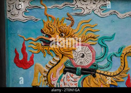 Hanoi, Vietnam. Murale à l'entrée du temple Ngoc son, temple de la montagne de Jade. Banque D'Images