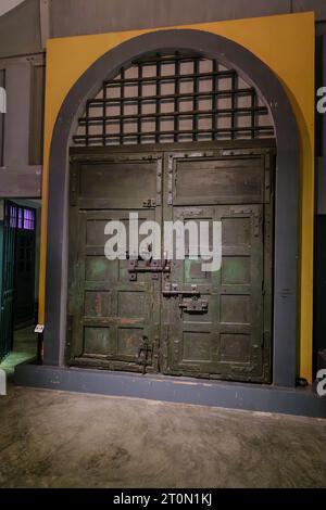 Hanoi, Vietnam. Hoa Lo prison, alias Hanoi Hilton pendant la guerre américano-vietnamienne. Porte originale de la période coloniale française. Banque D'Images