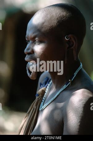 Soudan, SDN, femme de la tribu Kachipo avec lèvre de plaque traditionnelle, Soudan du Sud Banque D'Images