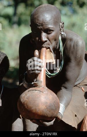 Soudan, SDN, femme de la tribu Kachipo avec lèvre de plaque traditionnelle, Soudan du Sud Banque D'Images