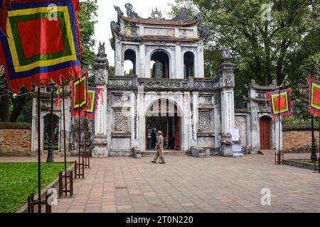Hanoi, Vietnam. Porte principale du Temple de la Littérature, Van Mieu, dédiée à Confucius. Banque D'Images