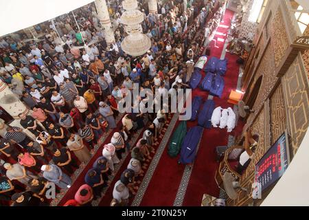 Rafah, Palestine. 8 octobre 2023. Les gens se rassemblent à une mosquée pour prier sur les corps de la famille Abu Quta et de leurs voisins, tués dans les frappes israéliennes contre la ville palestinienne de Rafah. Les gens se rassemblent à une mosquée pour prier sur les corps de la famille Abu Quta et de leurs voisins, tué lors de frappes israéliennes sur la ville palestinienne de Rafah, dans le sud de la bande de Gaza, lors de leurs funérailles le 8 octobre 2023. Crédit : Imago/Alamy Live News Banque D'Images