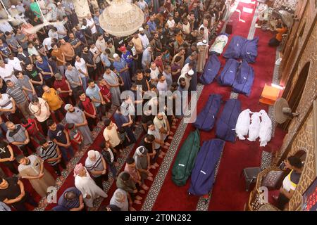 Rafah, Palestine. 8 octobre 2023. Les gens se rassemblent à une mosquée pour prier sur les corps de la famille Abu Quta et de leurs voisins, tués dans les frappes israéliennes contre la ville palestinienne de Rafah. Les gens se rassemblent à une mosquée pour prier sur les corps de la famille Abu Quta et de leurs voisins, tué lors de frappes israéliennes sur la ville palestinienne de Rafah, dans le sud de la bande de Gaza, lors de leurs funérailles le 8 octobre 2023. Crédit : Imago/Alamy Live News Banque D'Images