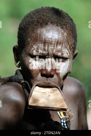 Soudan, SDN, femme de la tribu Kachipo avec lèvre de plaque traditionnelle, Soudan du Sud Banque D'Images