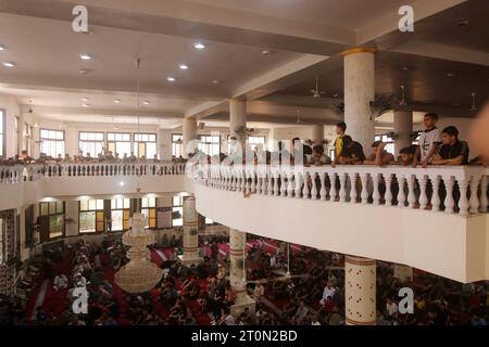 Rafah, Palestine. 8 octobre 2023. Les gens se rassemblent à une mosquée pour prier sur les corps de la famille Abu Quta et de leurs voisins, tués dans les frappes israéliennes contre la ville palestinienne de Rafah. Les gens se rassemblent à une mosquée pour prier sur les corps de la famille Abu Quta et de leurs voisins, tué lors de frappes israéliennes sur la ville palestinienne de Rafah, dans le sud de la bande de Gaza, lors de leurs funérailles le 8 octobre 2023. Crédit : Imago/Alamy Live News Banque D'Images