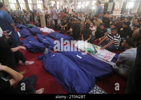 Rafah, Palestine. 8 octobre 2023. Les gens se rassemblent à une mosquée pour prier sur les corps de la famille Abu Quta et de leurs voisins, tués dans les frappes israéliennes contre la ville palestinienne de Rafah. Les gens se rassemblent à une mosquée pour prier sur les corps de la famille Abu Quta et de leurs voisins, tué lors de frappes israéliennes sur la ville palestinienne de Rafah, dans le sud de la bande de Gaza, lors de leurs funérailles le 8 octobre 2023. Crédit : Imago/Alamy Live News Banque D'Images