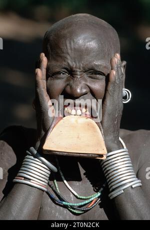 Soudan, SDN, femme de la tribu Kachipo avec lèvre de plaque traditionnelle, Soudan du Sud Banque D'Images