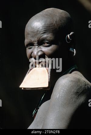 Soudan, SDN, femme de la tribu Kachipo avec lèvre de plaque traditionnelle, Soudan du Sud Banque D'Images