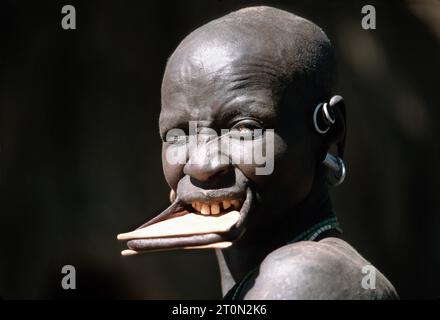 Soudan, SDN, femme de la tribu Kachipo avec lèvre de plaque traditionnelle, Soudan du Sud Banque D'Images