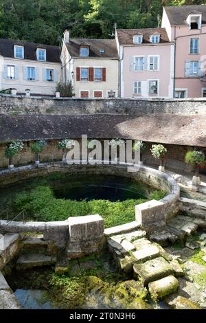 La Fosse Dionne à Tonnerre est une source karstique, alimentée par l'eau de pluie des collines environnantes avec son canal de drainage vers la rivière Armançon Banque D'Images