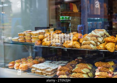 Vue rapprochée de la vitrine du magasin avec des produits de boulangerie. Suède. Banque D'Images