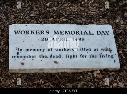 Workers Memorial Day plaque, Coronation Park, Corby, Northamptonshire, Angleterre, ROYAUME-UNI Banque D'Images