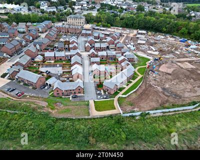 Vue aérienne par drone de nouveaux logements en construction le long de maisons nouvellement occupées dans le domaine résidentiel Barratt Homes Brunel Quarter, Chepstow, septembre 2023 Banque D'Images