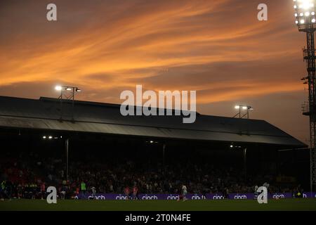 Londres, Royaume-Uni. 07 octobre 2023. Coucher de soleil sur Selhurst Park lors du match de Premier League entre Crystal Palace et Nottingham Forest à Selhurst Park, Londres, Angleterre le 7 octobre 2023. Photo de Ken Sparks. Usage éditorial uniquement, licence requise pour un usage commercial. Aucune utilisation dans les Paris, les jeux ou les publications d'un seul club/ligue/joueur. Crédit : UK Sports pics Ltd/Alamy Live News Banque D'Images