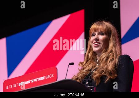 Liverpool, Royaume-Uni. 8 octobre 2023. Angela Rayner Chef adjoint, Vice-Premier ministre fantôme et Secrétaire d'État fantôme pour le nivellement, le logement et les communautés à la Conférence du travail 2023. Regardé par le leader syndical Keir Starmer et des membres du cabinet fantôme.Liverpool UK. Photo : garyroberts/worldwidefeatures.com crédit : GaryRobertsphotography/Alamy Live News Banque D'Images