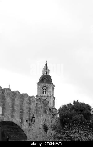 Tour de l'horloge de Roloi noir et blanc un bâtiment architectural médiéval dans un emplacement privilégié à Rhodes, vieille ville Banque D'Images