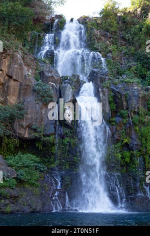 Cascade au bassin des Aigrettes dans le Ravin Saint Gilles (ravin de Saint Gilles) sur l'île de la Réunion. Banque D'Images