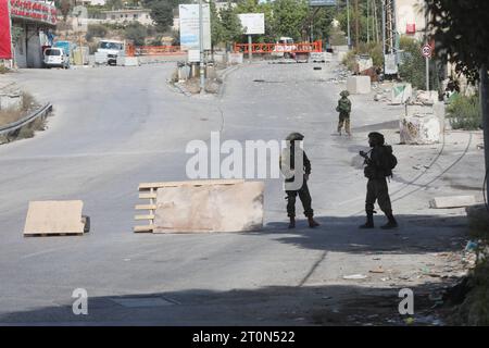 Cisjordanie, Palestine. 8 octobre 2023. Les forces israéliennes ferment l'entrée nord de la ville palestinienne d'Hébron en Cisjordanie les forces israéliennes ferment l'entrée nord de la ville palestinienne d'Hébron en Cisjordanie le 08 octobre 2023. Photo de Mamoun Wazwaz apaimages Hébron Cisjordanie territoire palestinien 081023 HEBRON MW 0021 Copyright : xapaimagesxMamounxWazwazxxapaimagesx crédit : Imago/Alamy Live News Banque D'Images