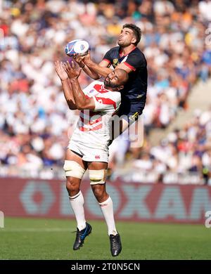 Le Japonais Michael Leitch et l'Argentin Juan Cruz Mallia s'affrontent pour un high ball lors de la coupe du monde de Rugby 2023, poule D match au Stade de la Beaujoire à Nantes, France. Date de la photo : dimanche 8 octobre 2023. Banque D'Images