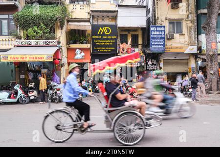 Hanoi, Vietnam. Scène de rue en face du marché de Dong Xuan. Banque D'Images