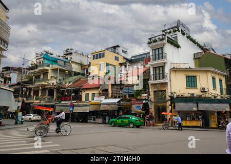 Hanoi, Vietnam. Scène de rue, intersection de Hang Dao, Vieux quartier. Parce que les taxes foncières sont basées sur les largeurs de façade, de nombreux bâtiments sont très étroits. Banque D'Images