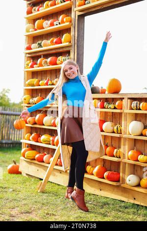 blone fille sur le marché de la ferme de pompage Banque D'Images