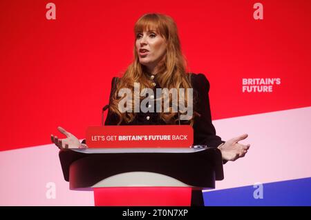 Liverpool, Royaume-Uni. 8 octobre 2023. Angela Rayner, chef adjointe du Parti travailliste et secrétaire d'État fantôme pour le nivellement, le logement et les communautés, prononce son discours liminaire à la Conférence du Parti travailliste. Crédit : Karl Black/Alamy Live News Banque D'Images