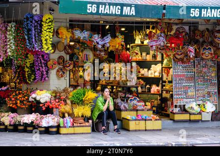 Hanoi, Vietnam. Hang Ma Shop vendant des décorations et des accessoires de fête. Banque D'Images