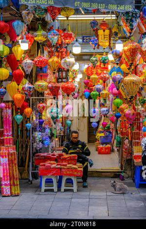 Hanoi, Vietnam. Hang Ma Shop vendant lanternes et décorations de fête. Banque D'Images