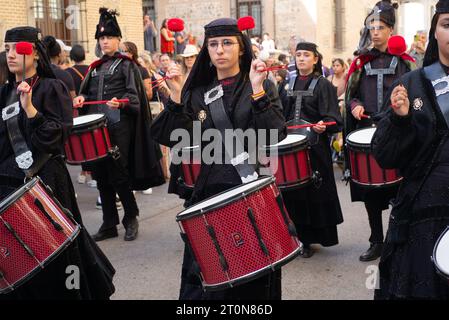 Madrid, Espagne. 08 octobre 2023. Des musiciens de la Real Banda de Gaitas se produisent lors du festival HISPANIDAD 2023 à la Puerta del sol à Madrid, le 8 octobre 2023, Espagne (photo Oscar Gonzalez/Sipa USA) (photo Oscar Gonzalez/Sipa USA) crédit : SIPA USA/Alamy Live News Banque D'Images