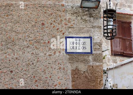 Orfeos St, une rue principale dans le panneau de la vieille ville de Rhodes Banque D'Images