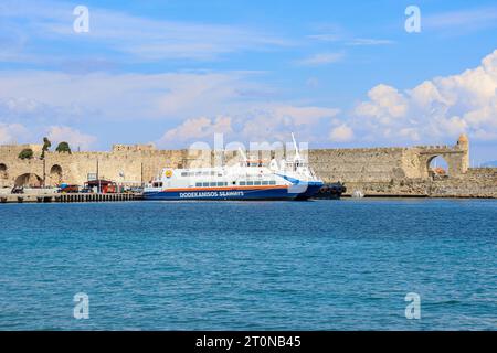 Dodekanisos Express, un ferry pour passagers Dodekanisos Seaways assurant des services de transport de passagers vers et depuis les îles du Dodécanèse et les îles du nord-est de la mer Égée Banque D'Images