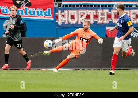 08 octobre 2023, Schleswig-Holstein, Kiel : football : 2e Bundesliga, Holstein Kiel - SV Elversberg, Journée 9, Holstein Stadium. Le gardien d'Elversberg Nicolas Kristof (M) joue le ballon. Photo : Frank Molter/dpa - REMARQUE IMPORTANTE : conformément aux exigences du DFL Deutsche Fußball Liga et du DFB Deutscher Fußball-Bund, il est interdit d'utiliser ou de faire utiliser des photographies prises dans le stade et/ou le match sous forme de séquences et/ou de séries de photos de type vidéo. Banque D'Images