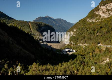 Italie. 07 octobre 2023. Parmi les montagnes verdoyantes du Frioul-Vénétie Julienne, en face du mont Toc, le barrage de Vajont est représenté. Crédit : SOPA Images Limited/Alamy Live News Banque D'Images