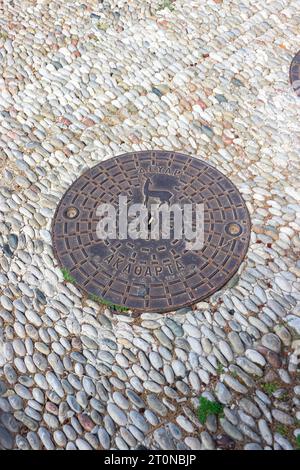 Couvercle rond de trou d'homme, une plaque amovible recouvrant une ouverture dans le sol conçue pour l'Acropole de Rhodes Banque D'Images