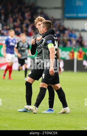 08 octobre 2023, Schleswig-Holstein, Kiel : football : 2e Bundesliga, Holstein Kiel - SV Elversberg, Journée 9, Holstein Stadium. Paul Wanner (l) d'Elversberg et Luca Schnellbacher d'Elversberg célèbrent le 1:1. Photo : Frank Molter/dpa - REMARQUE IMPORTANTE : conformément aux exigences du DFL Deutsche Fußball Liga et du DFB Deutscher Fußball-Bund, il est interdit d'utiliser ou de faire utiliser des photographies prises dans le stade et/ou le match sous forme de séquences et/ou de séries de photos de type vidéo. Banque D'Images