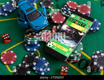 pile de jetons de casino et voiture de jouet, smartphone avec paris sur le sport Banque D'Images