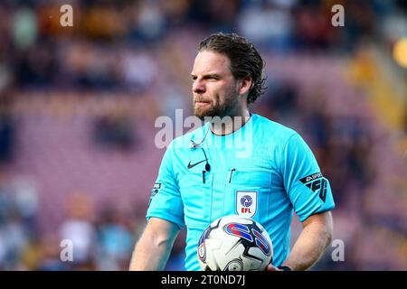 The University of Bradford Stadium, Bradford, Angleterre - 7 octobre 2023 arbitre Christopher Pollard - à la fin du match Bradford City v Swindon Town, Sky Bet League Two, 2023/24, The University of Bradford Stadium, Bradford, Angleterre - 7 octobre 2023 crédit : Arthur Haigh/WhiteRosePhotos/Alamy Live News Banque D'Images