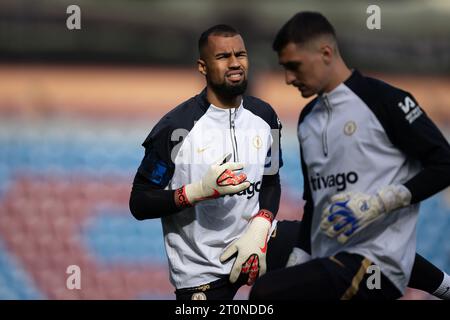 Robert Sánchez, de Chelsea, s’échauffera avec Djordje Petrovic, de Chelsea, avant le match de Premier League entre Burnley et Chelsea au Turf Moor, Burnley, le samedi 7 octobre 2023. (Photo : Pat Scaasi | MI News) crédit : MI News & Sport / Alamy Live News Banque D'Images