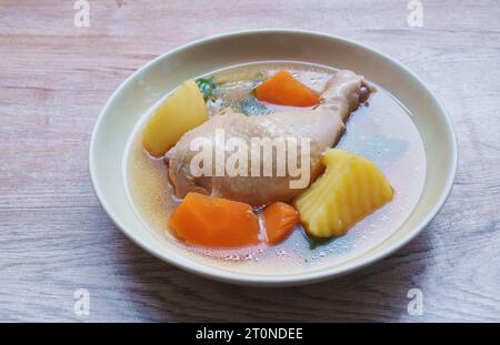 cuisse de poulet bouillie avec pommes de terre et carottes couple soupe d'oignon sur l'assiette Banque D'Images