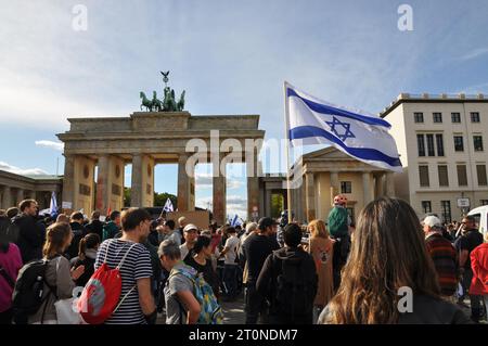 Berlin, Allemagne. 08 octobre 2023. Les gens prennent part à une manifestation de solidarité pour Israël sur Pariser Platz à la porte de Brandebourg à Berlin, Allemagne, le 8 octobre 2023. Crédit : Ales Zapotocky/CTK photo/Alamy Live News Banque D'Images