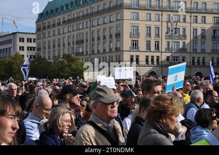 Berlin, Allemagne. 08 octobre 2023. Les gens prennent part à une manifestation de solidarité pour Israël sur Pariser Platz à la porte de Brandebourg à Berlin, Allemagne, le 8 octobre 2023. Crédit : Ales Zapotocky/CTK photo/Alamy Live News Banque D'Images