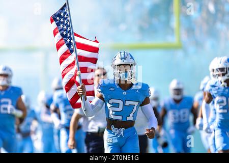 7 octobre 2023 : Michael Hall (27), freshman de Caroline du Nord, présente le drapeau comme champ d'entrée UNC. Match de football NCAA entre l'université de Syracuse et l'université de Caroline du Nord, au Kenan Memorial Stadium, Chapel Hill, Caroline du Nord. David Beach/CSM (image de crédit : © David Beach/Cal Sport Media) Banque D'Images