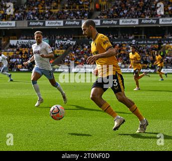 Wolverhampton, Royaume-Uni. 8 octobre 2023 ; Molineux Stadium, Wolverhampton, West Midlands, Angleterre; premier League football, Wolverhampton Wanderers contre Aston Villa ; Rayan ait-Nouri des Wolves sur le ballon crédit : action plus Sports Images/Alamy Live News Banque D'Images