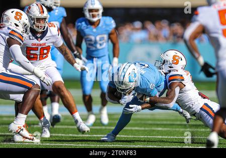 7 octobre 2023 : Nate McCollum (6), junior de Caroline du Nord, est attaqué par le défenseur de Syracuse. Match de football NCAA entre l'université de Syracuse et l'université de Caroline du Nord, au Kenan Memorial Stadium, Chapel Hill, Caroline du Nord. David Beach/CSM Banque D'Images