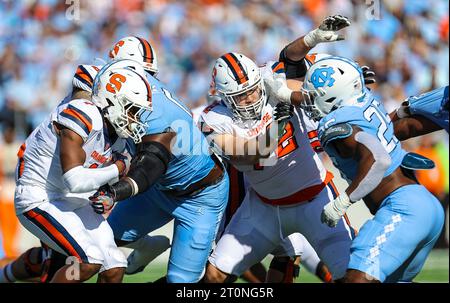 7 octobre 2023 : Nolan McConnell (72), première année de Caroline du Nord, bloque Kaimon Rucker (25). Match de football NCAA entre l'université de Syracuse et l'université de Caroline du Nord, au Kenan Memorial Stadium, Chapel Hill, Caroline du Nord. David Beach/CSM Banque D'Images