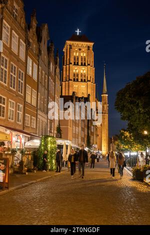 Gdansk, Pologne - 7 octobre 2022 - Basilique Sainte Marie de la rue Piwna la nuit dans la vieille ville. Banque D'Images