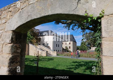 08 octobre 2023, Saxe-Anhalt, Huy-Dingelstedt : le monastère de Huysburg (Prieuré bénédictin de l'Assomption de Marie au ciel) est un monastère bénédictin à une altitude d'environ 300 mètres sur le Huy, une crête boisée au nord des montagnes du Harz. Le monastère bénédictin de Huysburg appartient au diocèse de Magdebourg en termes de droit de l'église. Huysburg est le premier arrêt sur le chemin de St. James dans la région du Harz et se trouve sur la route sud de la route romane. Aujourd'hui, Huysburg fait partie d'une congrégation bénédictine internationale, a été le prieuré de l'abbaye bénédictine de Saint Matth Banque D'Images