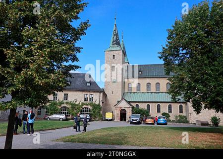 08 octobre 2023, Saxe-Anhalt, Huy-Dingelstedt : le monastère de Huysburg (Prieuré bénédictin de l'Assomption de Marie au ciel) est un monastère bénédictin à une altitude d'environ 300 mètres sur le Huy, une crête boisée au nord des montagnes du Harz. Le monastère bénédictin de Huysburg appartient au diocèse de Magdebourg en termes de droit de l'église. Huysburg est le premier arrêt sur le chemin de St. James dans la région du Harz et se trouve sur la route sud de la route romane. Aujourd'hui, Huysburg fait partie d'une congrégation bénédictine internationale, a été le prieuré de l'abbaye bénédictine de Saint Matth Banque D'Images